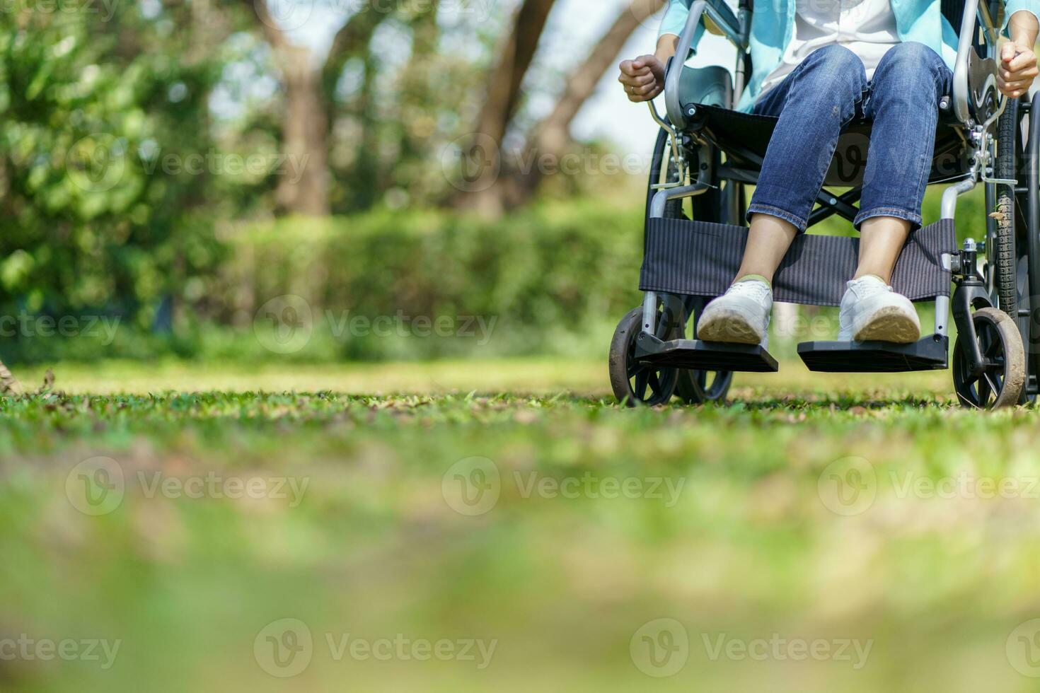 joven asiático mujer en silla de ruedas con positivo pensamiento. foto