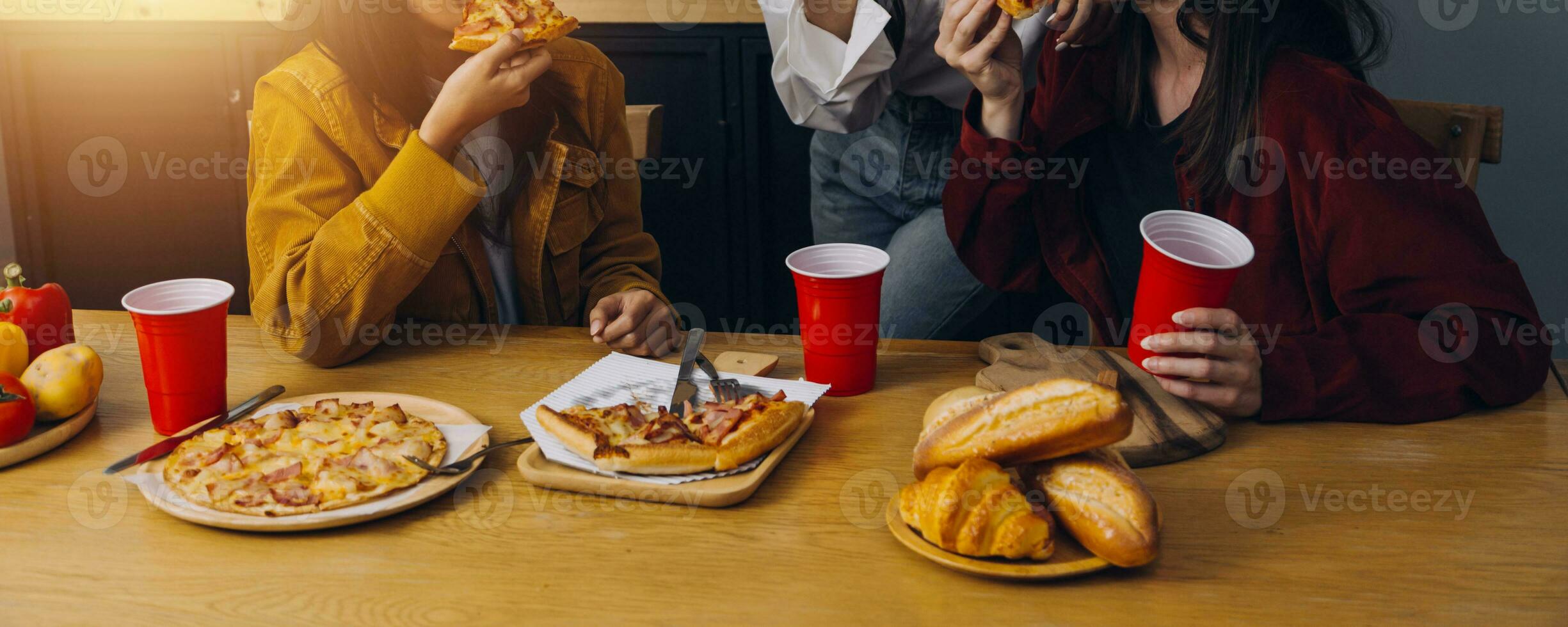 amigos pasar el rato. joven hembra celebrando cumpleaños fiesta a fin de semana a hogar, comiendo pizza, Bebiendo champán, fiesta, estilo de vida, amistad foto