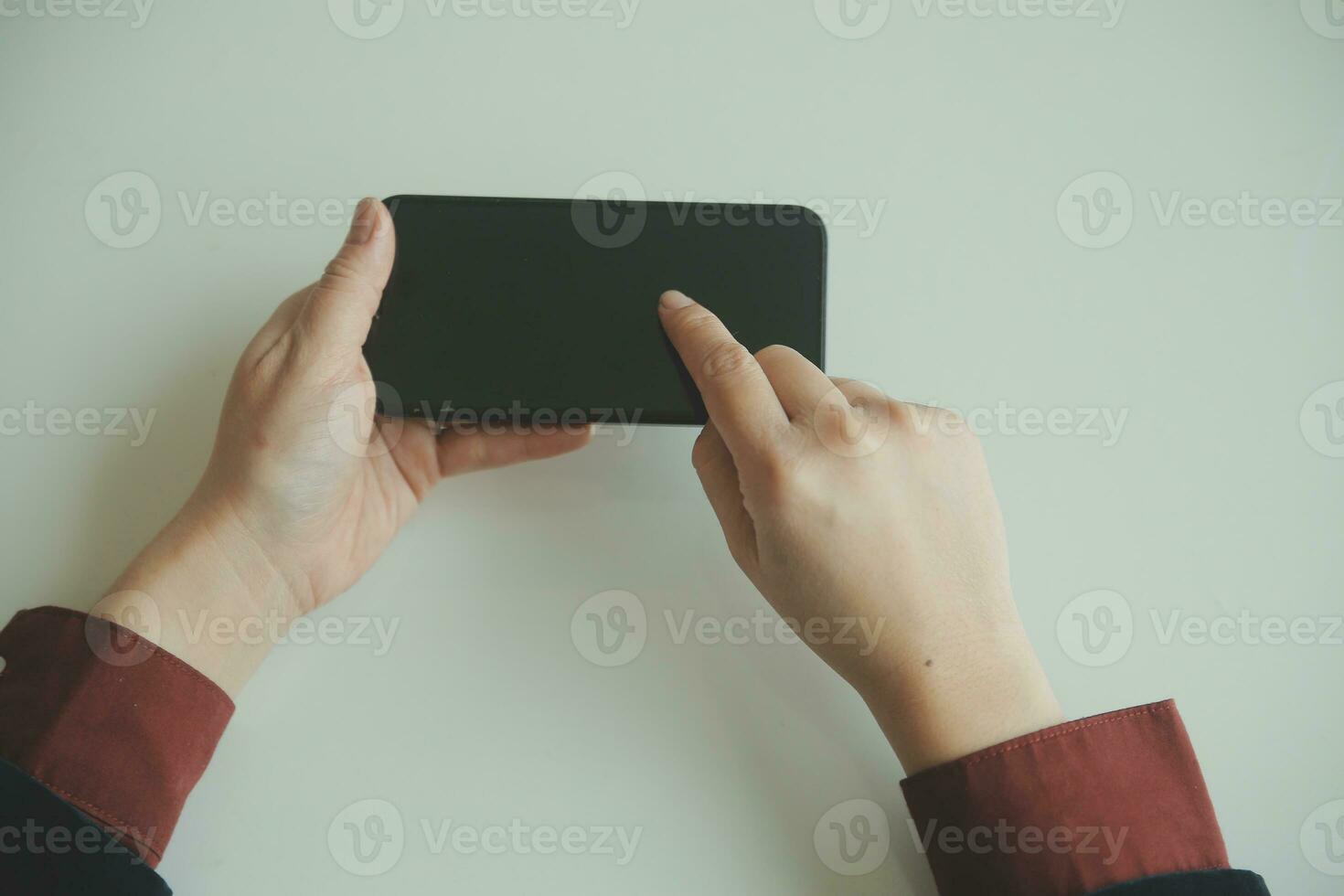 manos de mujer sosteniendo y usando tarjeta de crédito para comprar en línea. foto