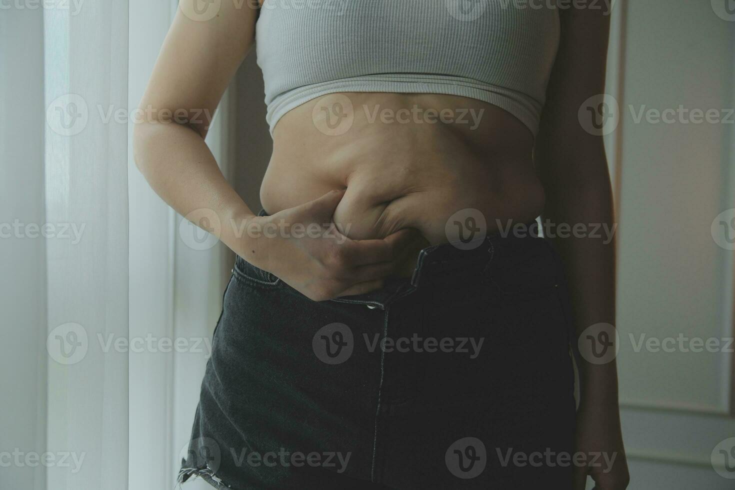 mujer gorda midiendo, mujer gorda gorda vientre gordito panzón deporte recreación cuidado de la salud perder grasa abdominal no hacer ejercicio concepto foto