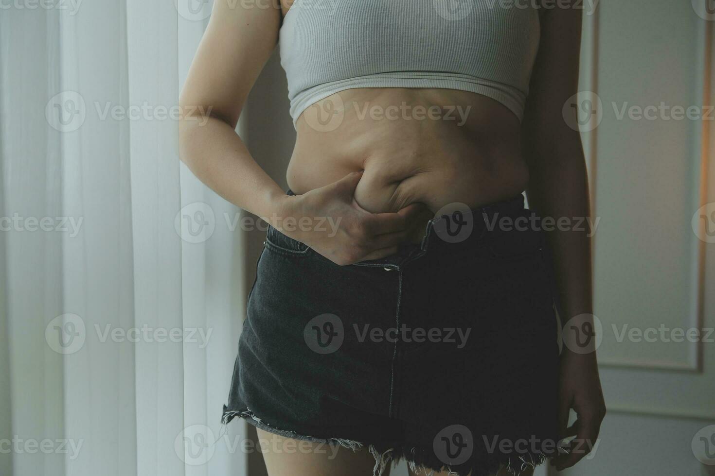 mujer gorda midiendo, mujer gorda gorda vientre gordito panzón deporte recreación cuidado de la salud perder grasa abdominal no hacer ejercicio concepto foto