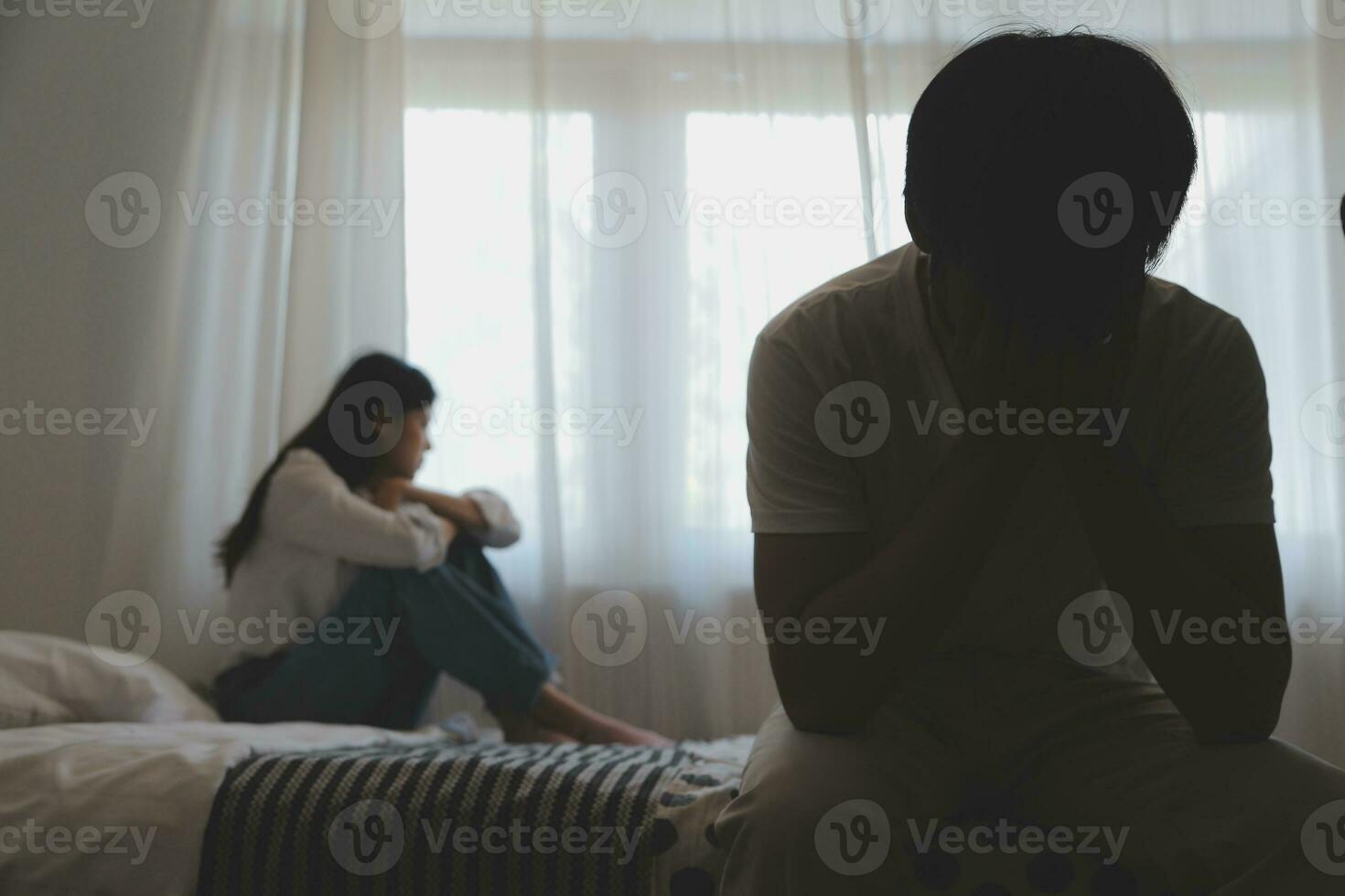 divorcio y peleas. las parejas están desesperadas y decepcionadas después del matrimonio. marido y mujer están tristes, molestos y frustrados después de las peleas. desconfianza, problemas de amor, traiciones. problema familiar. foto