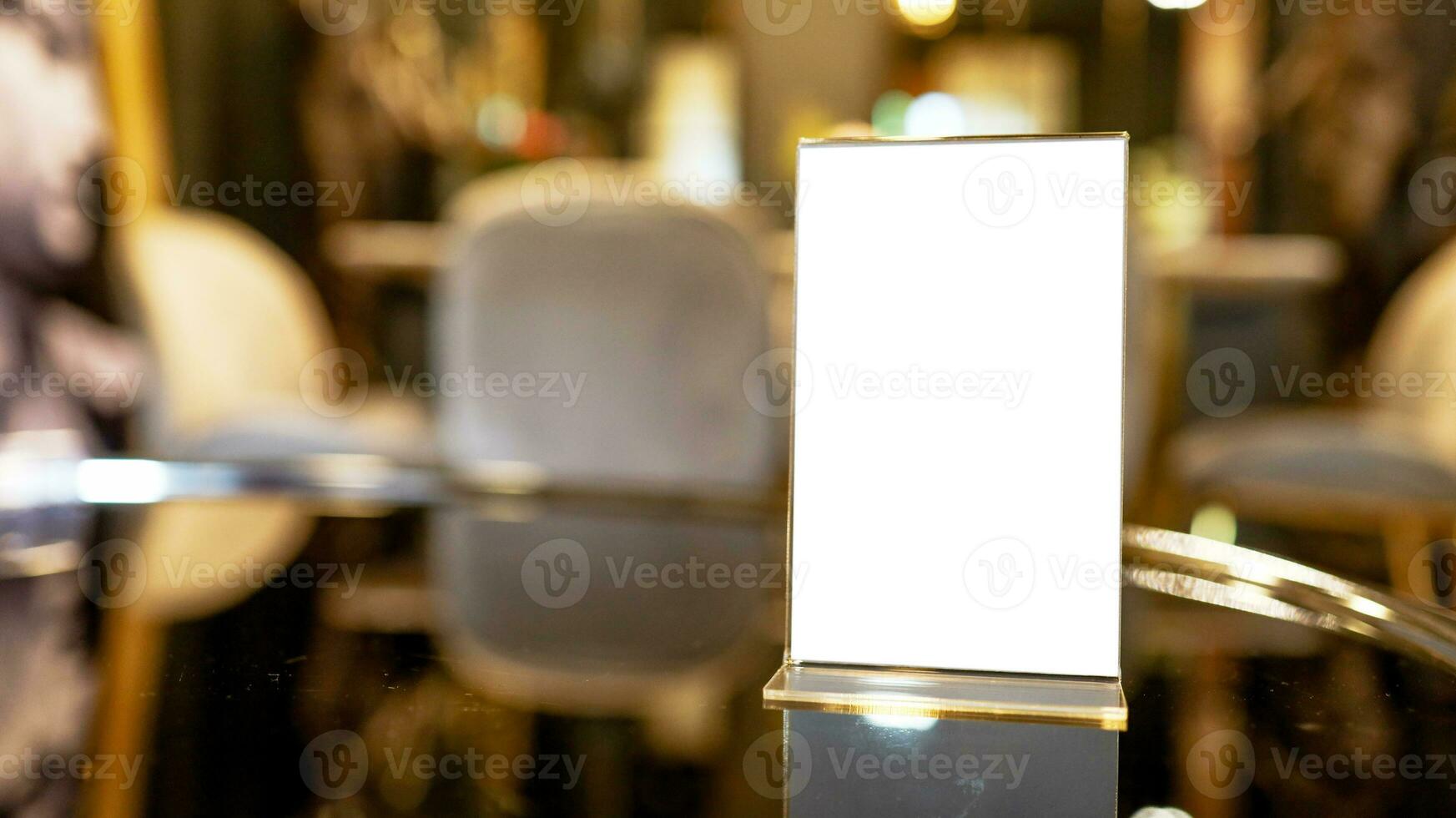 café menú. menú marco en pie en madera mesa en bar restaurante cafetería. espacio para texto márketing promoción foto