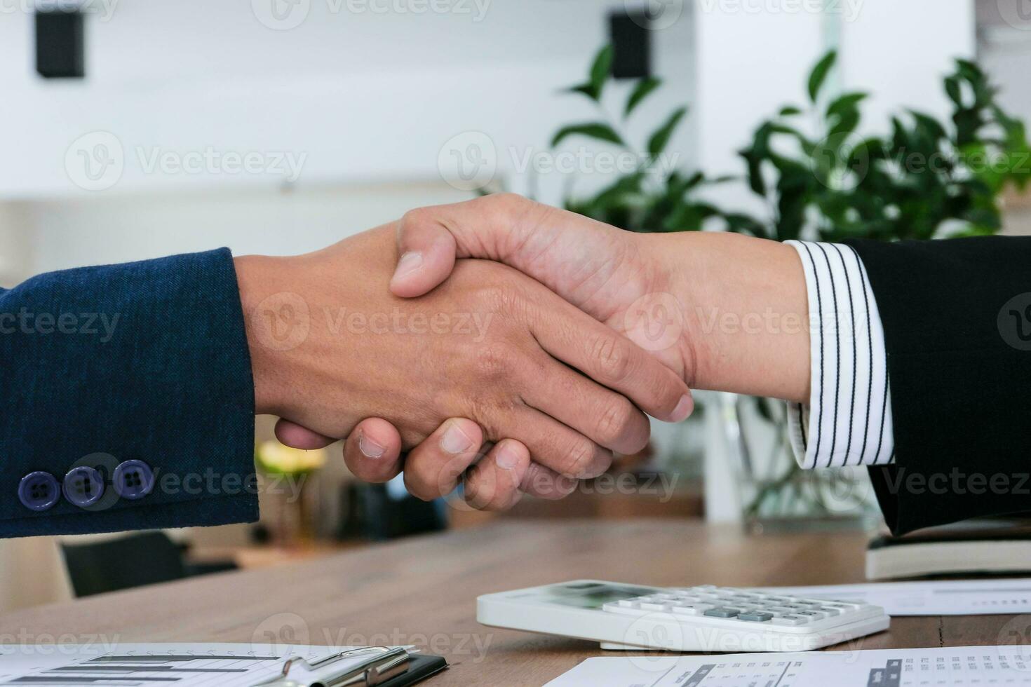 empresario sacudida manos exitoso haciendo un trato. mans apretón de manos. negocio camaradería reunión concepto. foto