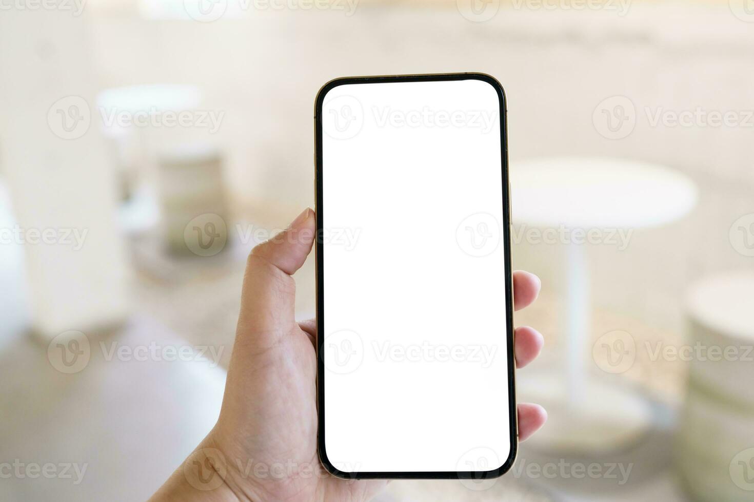 De las mujeres manos participación célula teléfono blanco Copiar espacio pantalla. teléfono inteligente con blanco blanco pantalla aislado. inteligente teléfono con tecnología concepto. foto