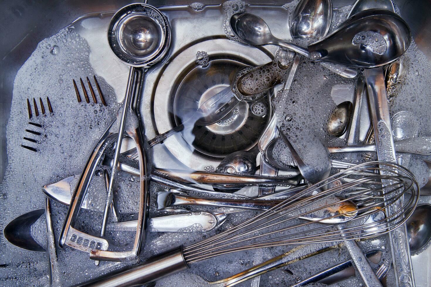 Wash the cutlery after the meal photo