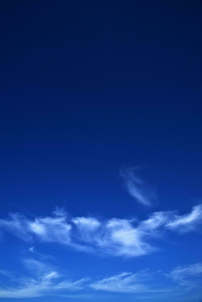 cielo azul con nubes blancas foto