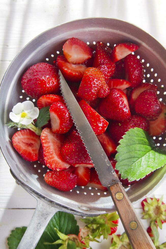 fresas dentro pequeño piezas foto