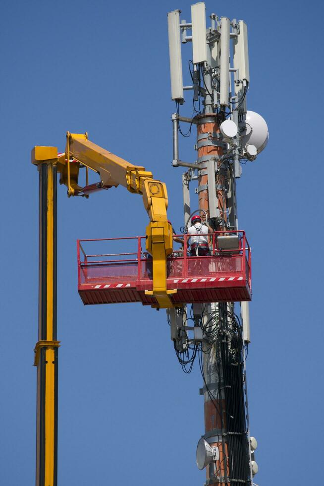 mantenimiento a un antena para comunicaciones foto