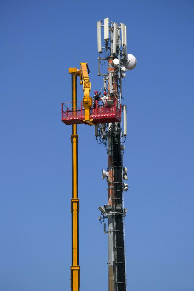 mantenimiento a un antena para comunicaciones foto