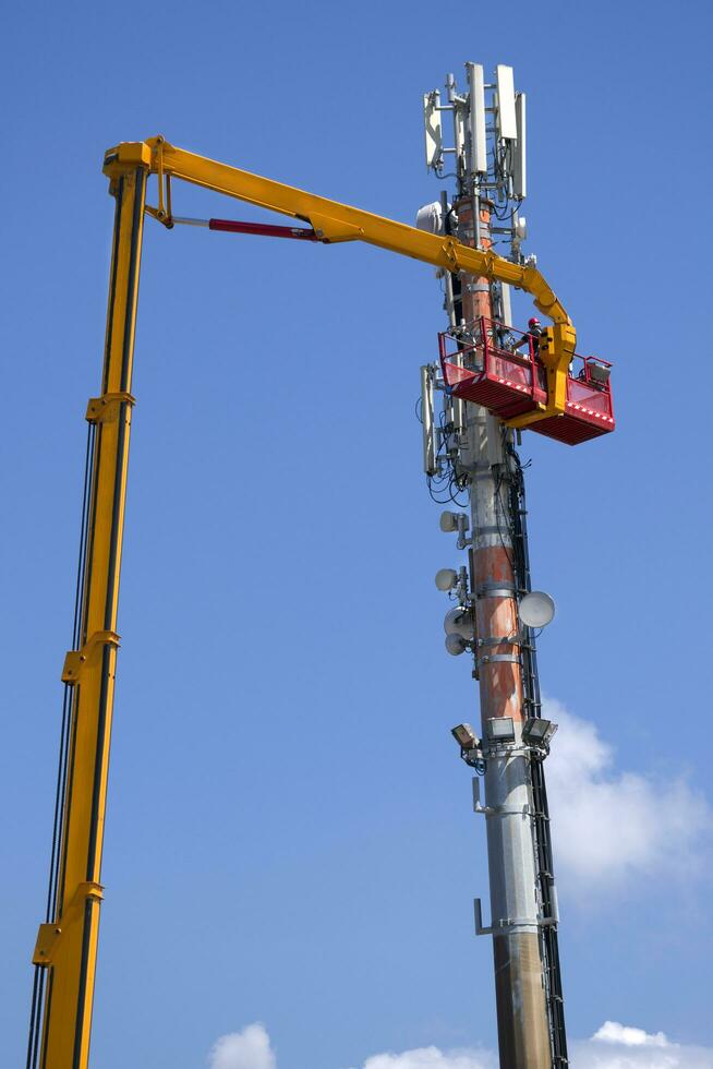 mantenimiento a un antena para comunicaciones foto