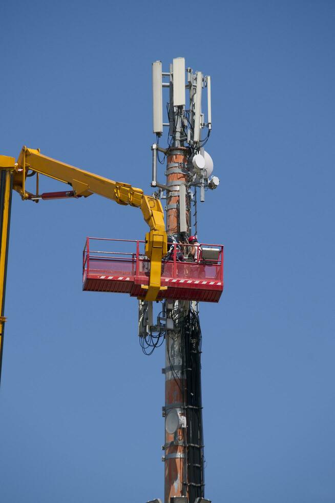 mantenimiento a un antena para comunicaciones foto