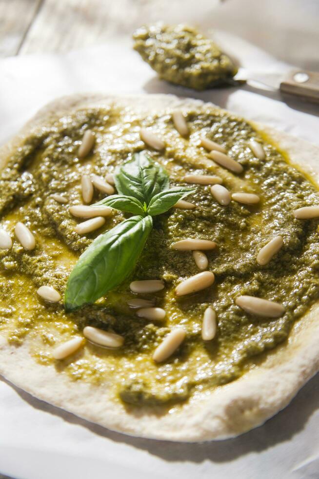 crudo Pizza con pesto salsa foto