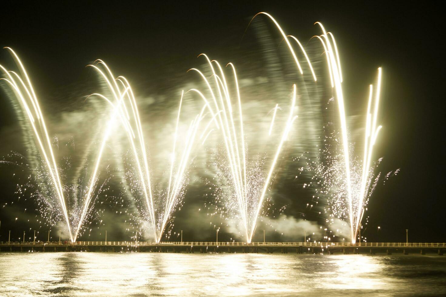 fuegos artificiales en forte dei marmi foto