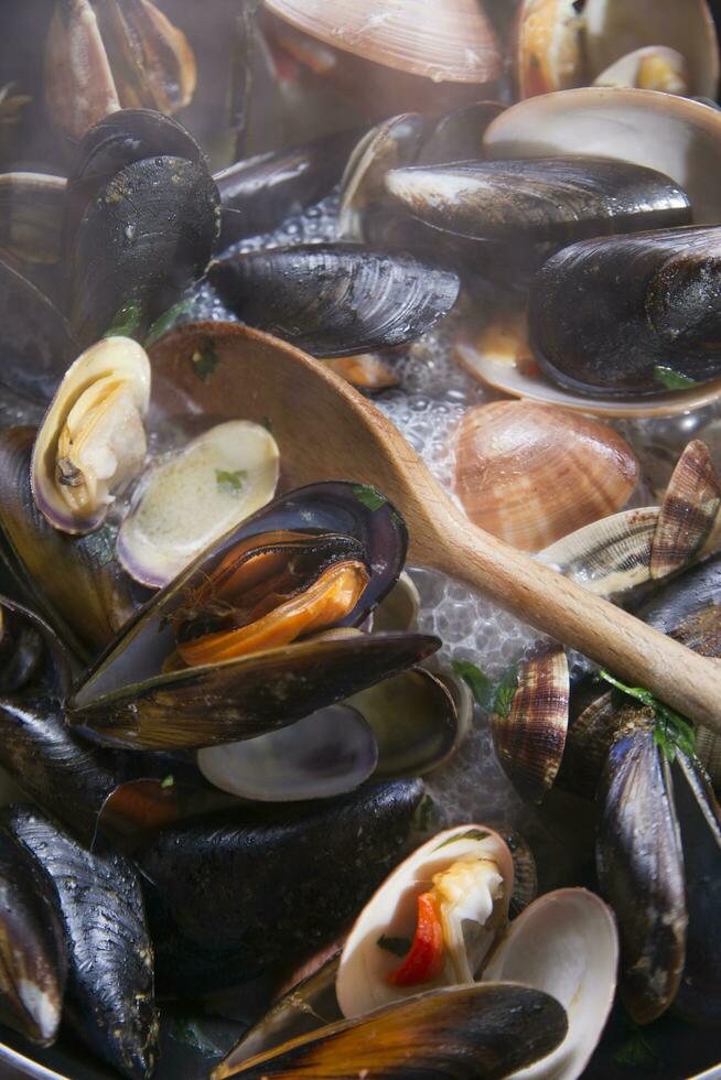 un pan lleno con mejillones y otro Mariscos foto