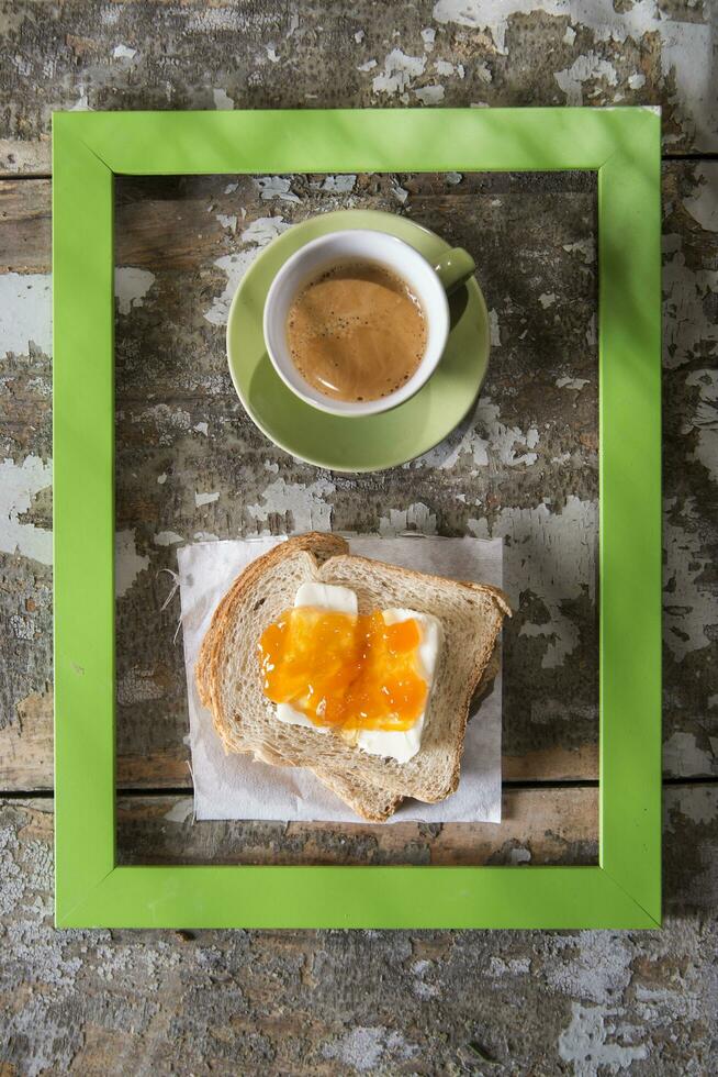 un imagen marco con un emparedado y un taza de café foto