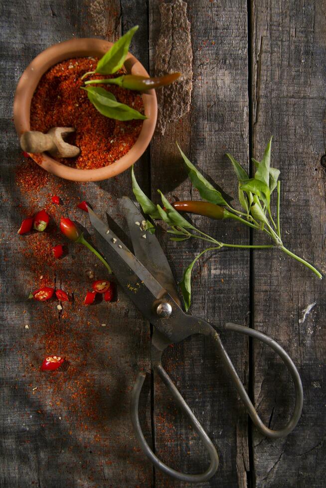 un par de tijeras y un manojo de chile pimientos foto