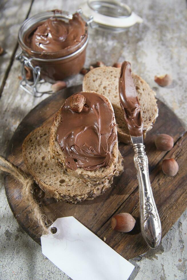 chocolate untado en brindis con un etiqueta foto