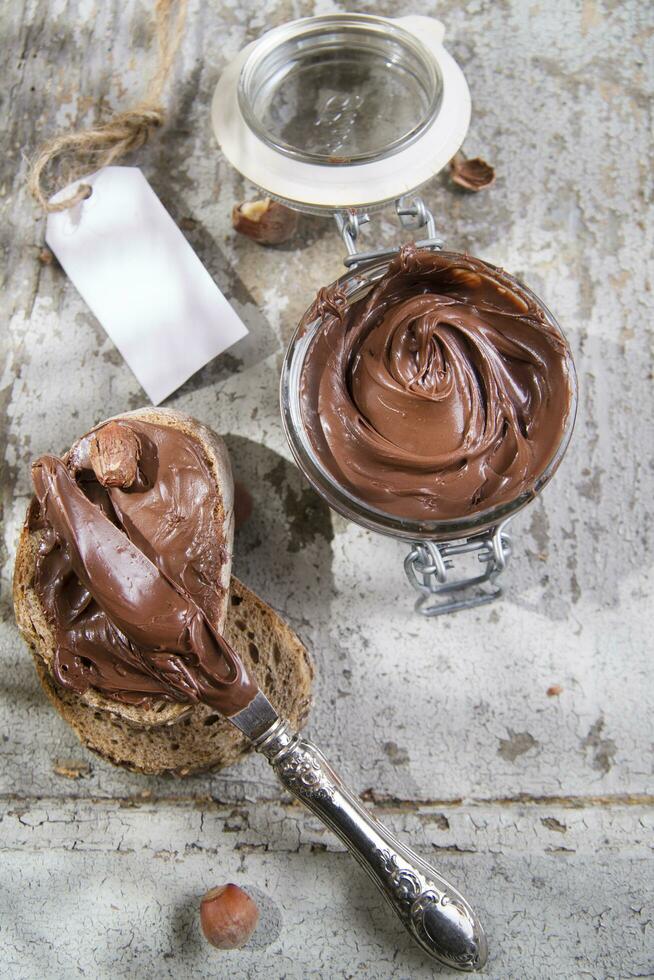 chocolate untado en brindis con un etiqueta foto