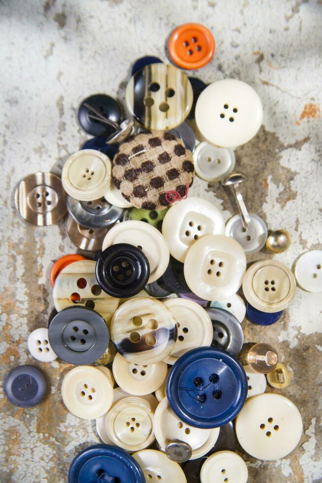 un pila de botones en un mesa foto
