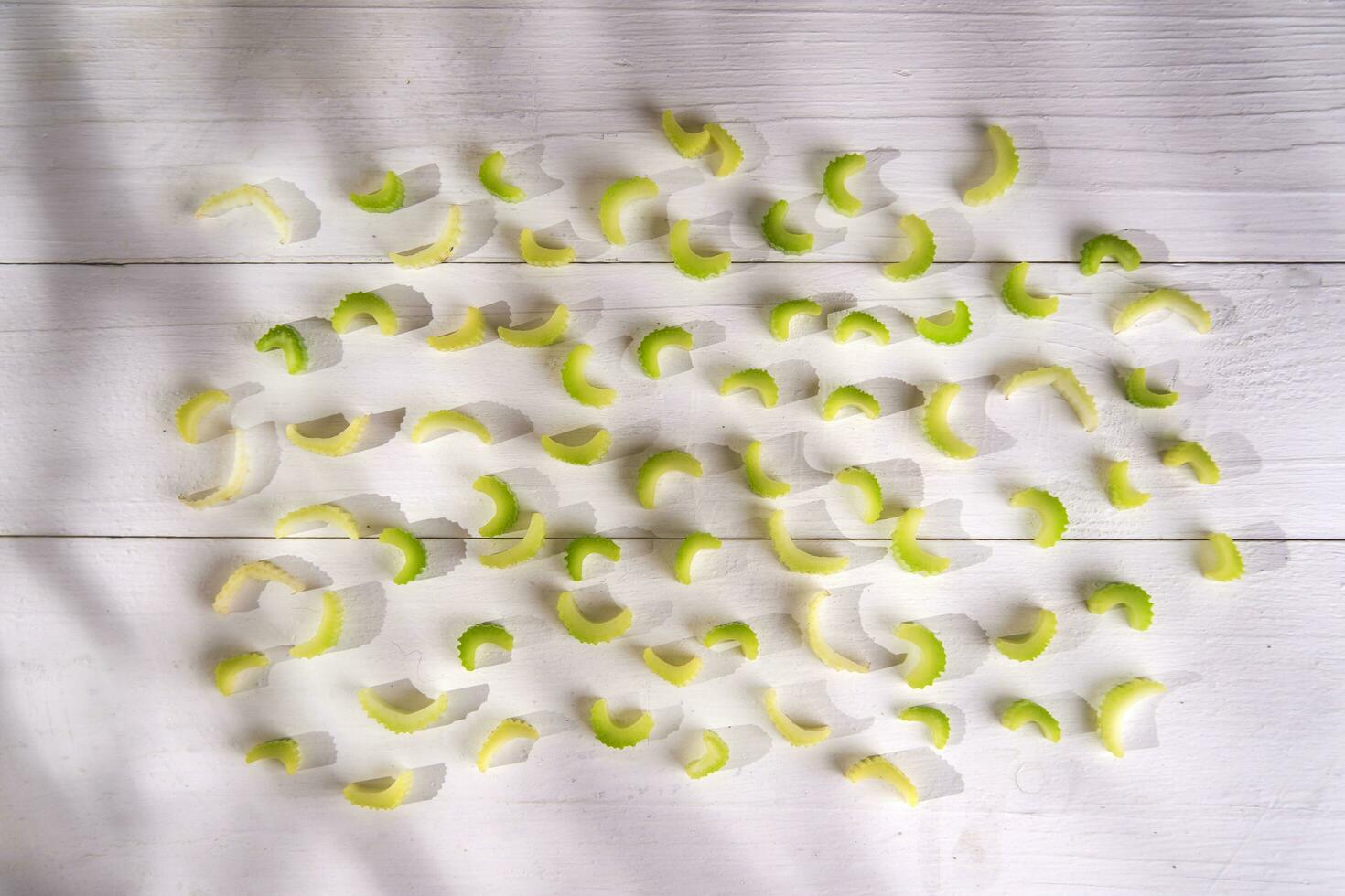 a white wall with a bunch of green apples photo
