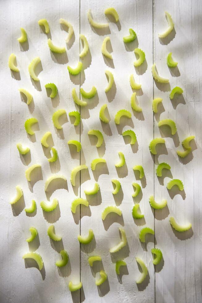 a white wall with a bunch of green apples photo