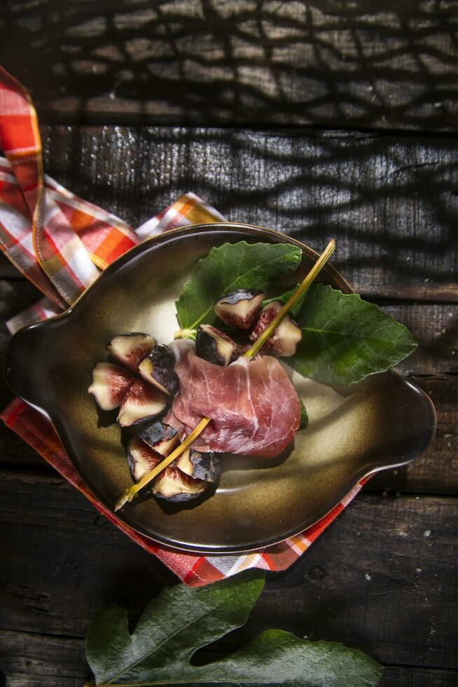 Skewer figs and ham photo