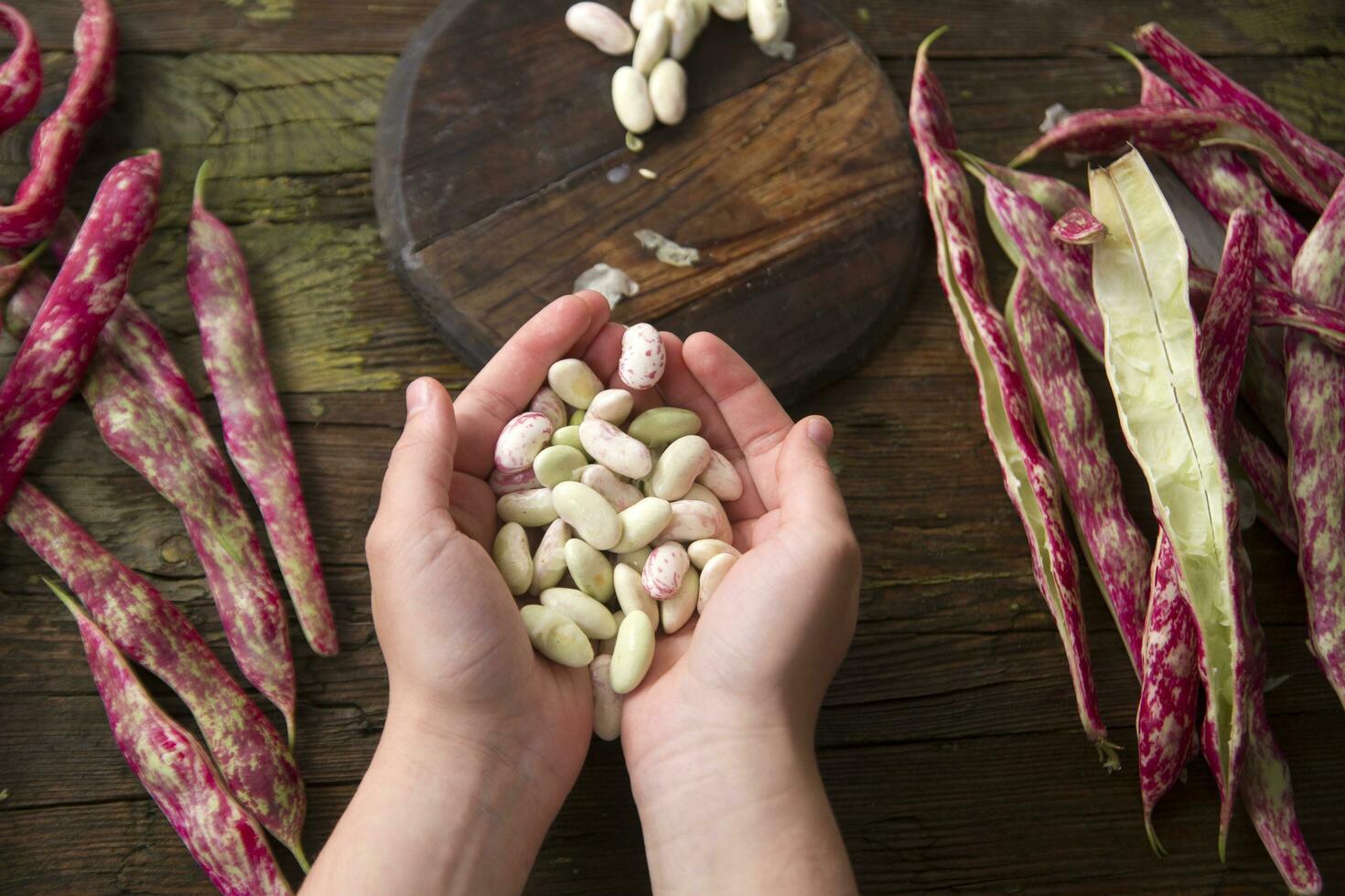 Shell the red beans photo