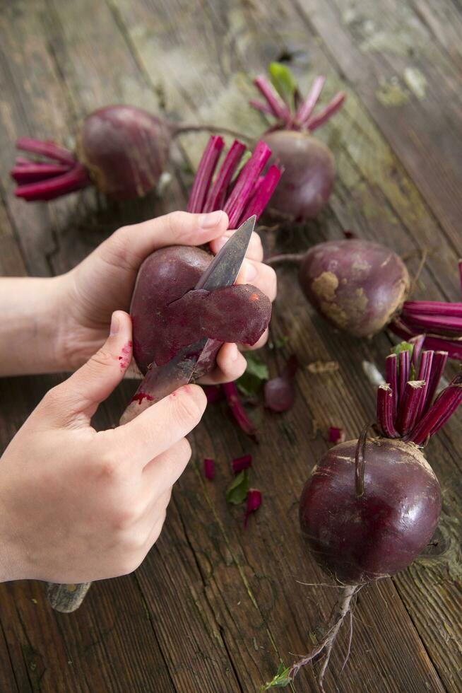 Peel the beetroot photo