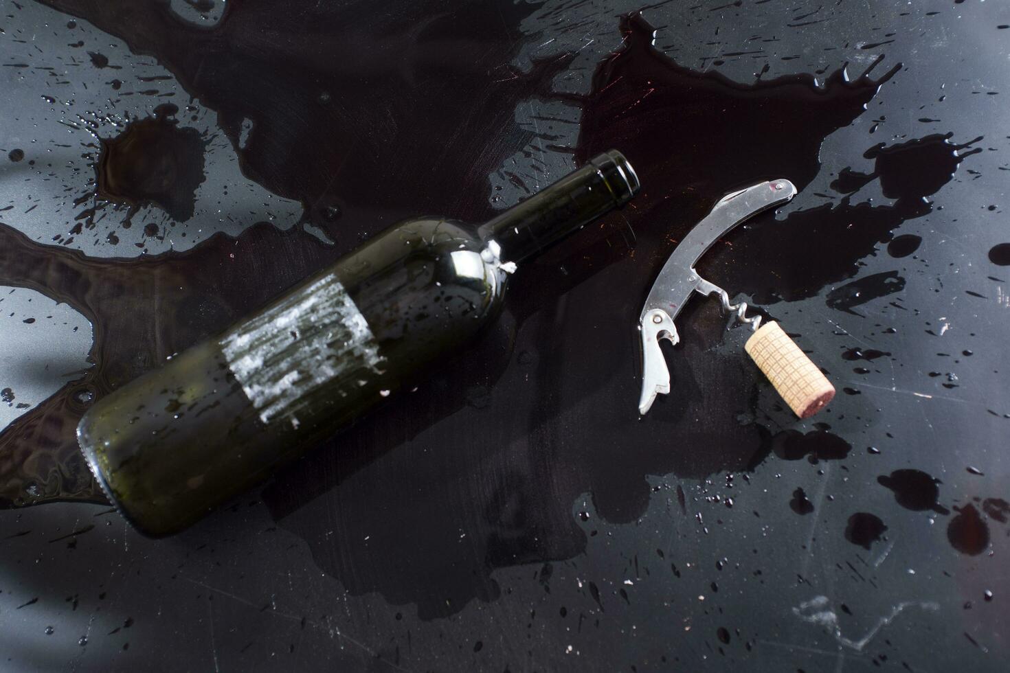 Wine and the cork photo