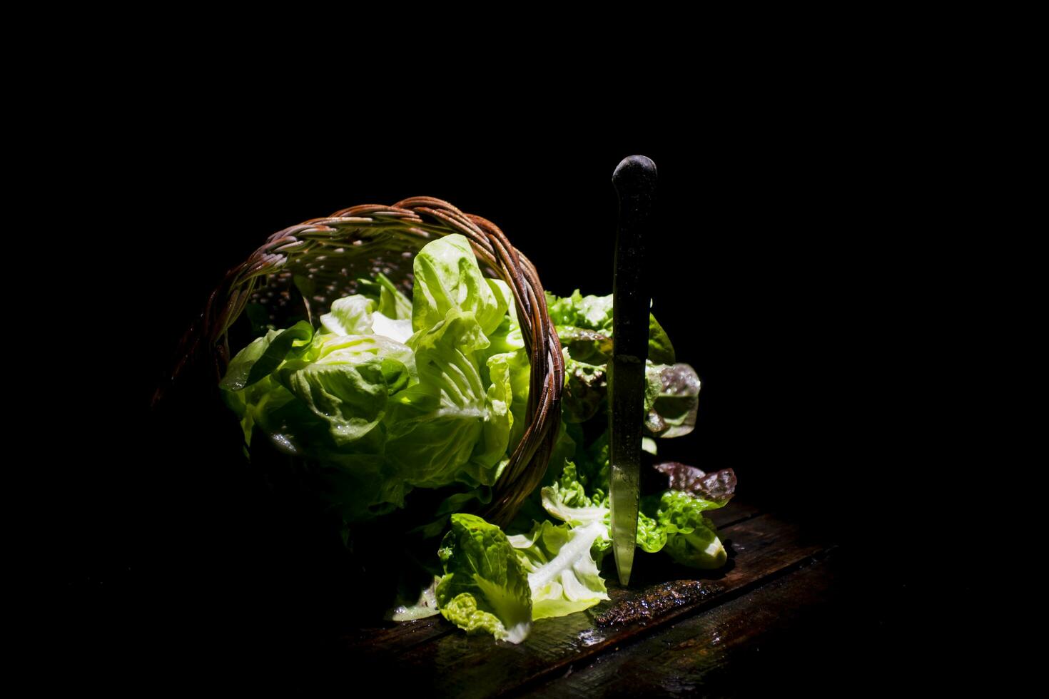 Presentation of green salad in basket photo