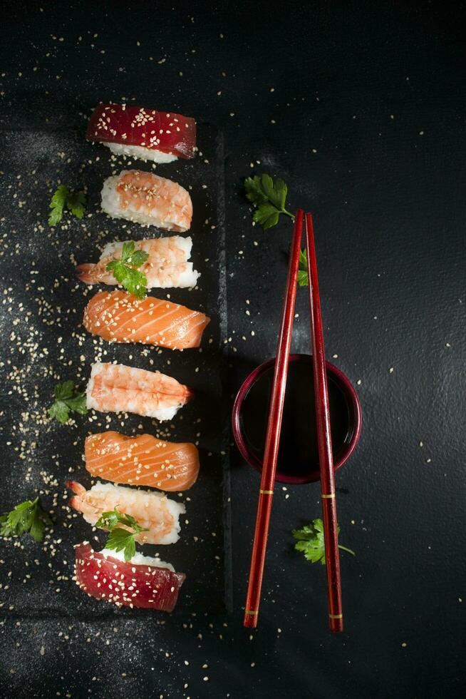 típico japonés Sushi plato foto