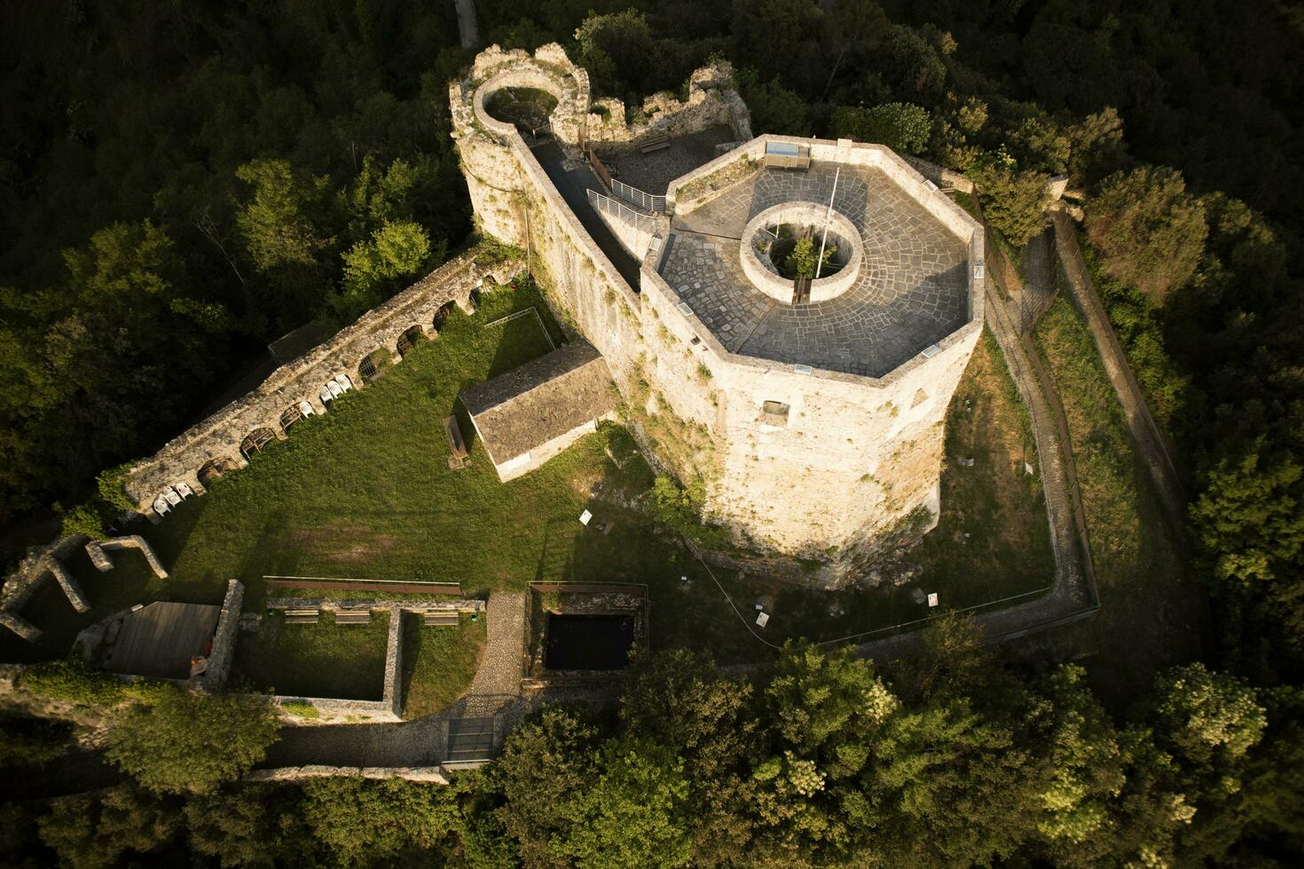 pequeño castillo de aghinolfi foto