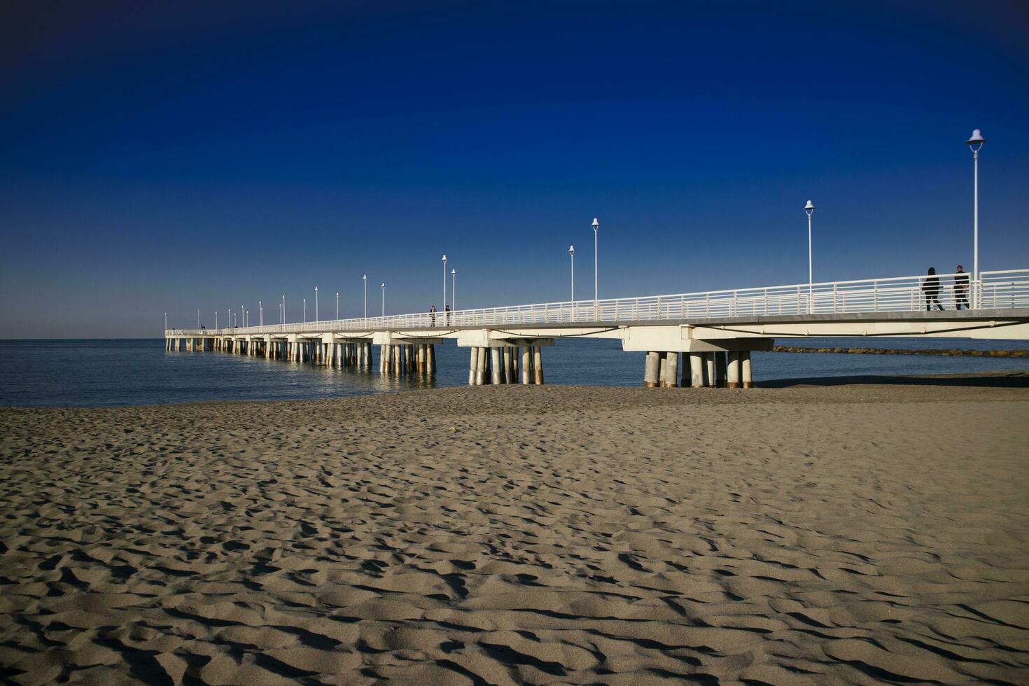 ver de el muelle de centro de deportes acuáticos di massa foto