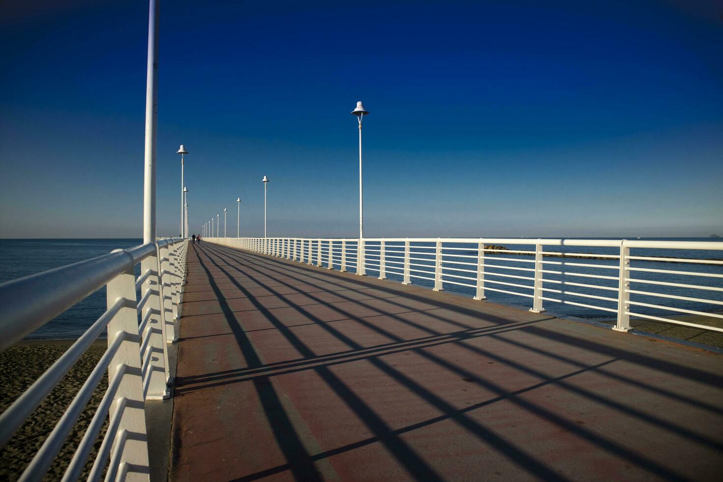 ver de el muelle de centro de deportes acuáticos di massa foto