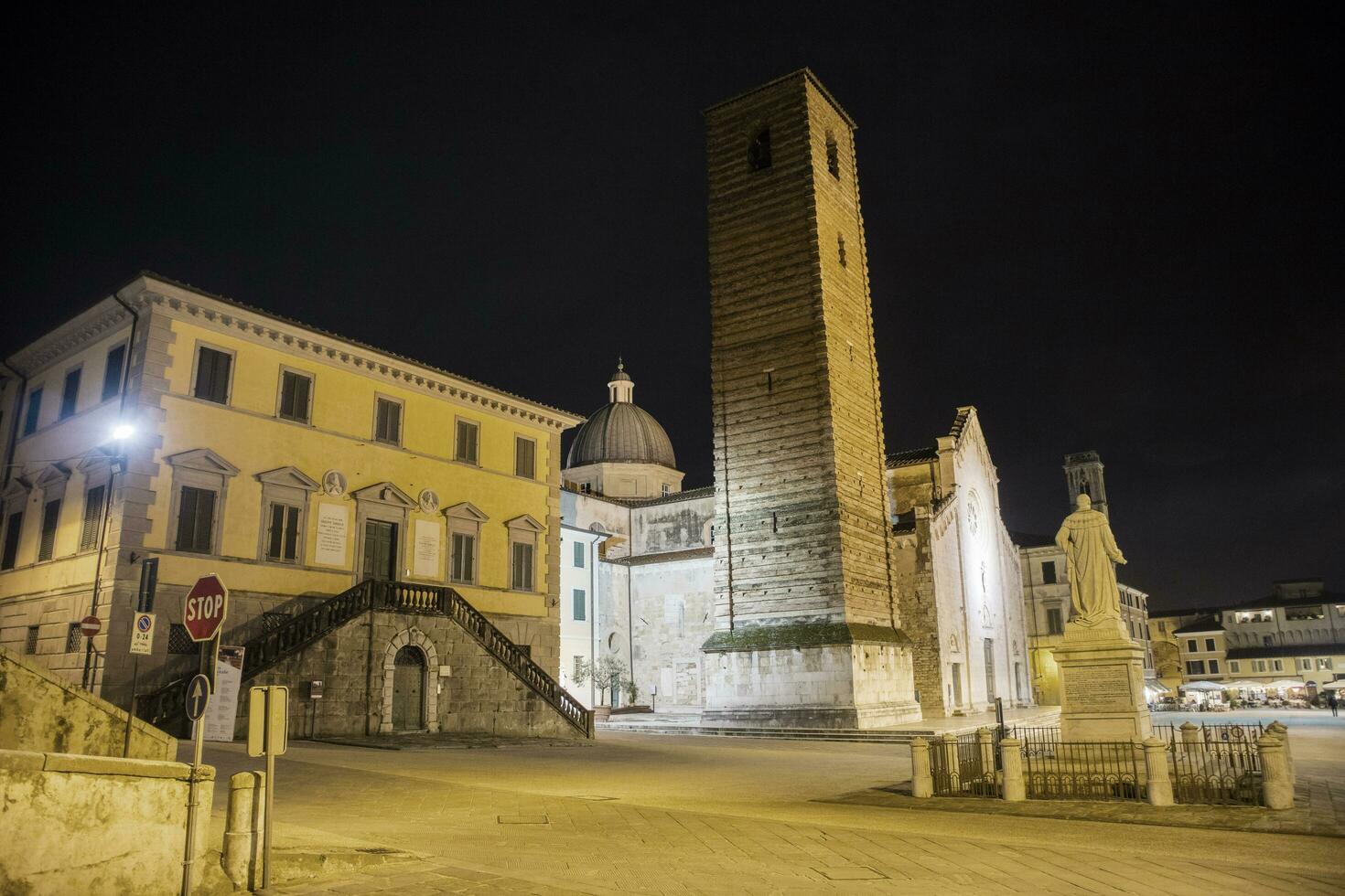 el plaza del duomo en pietrasanta lu foto