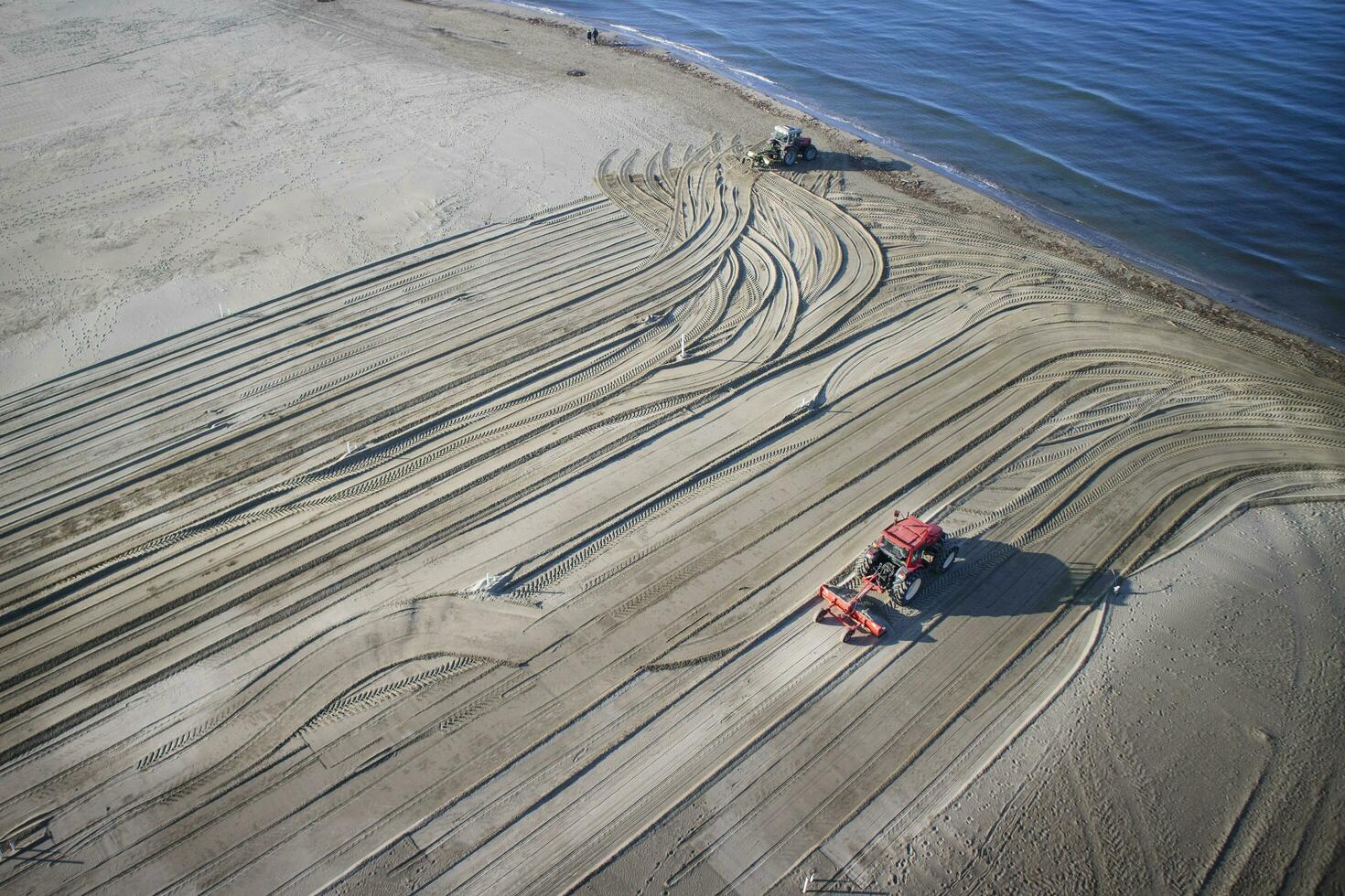 Versilia works to restore the beach photo
