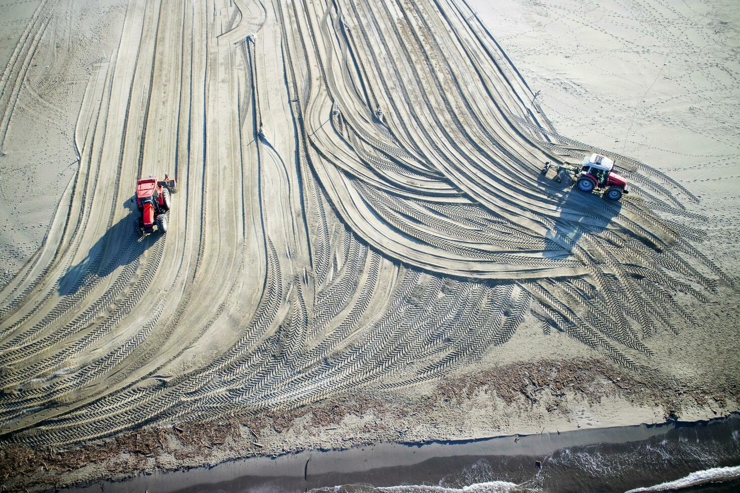 Versilia works to restore the beach photo