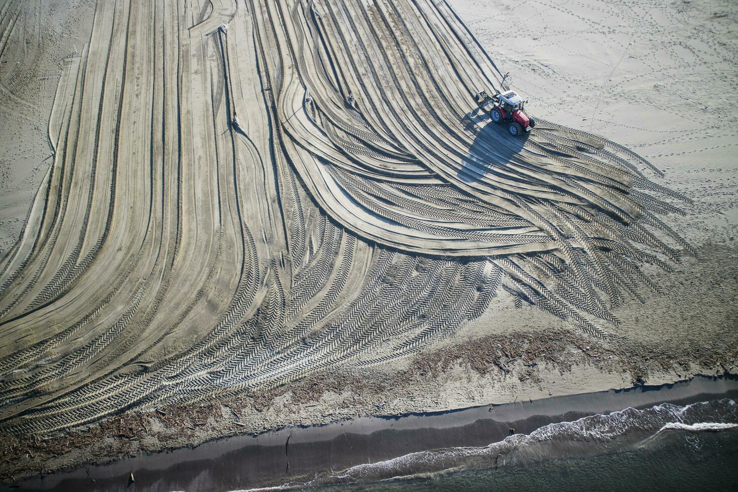 Versilia works to restore the beach photo