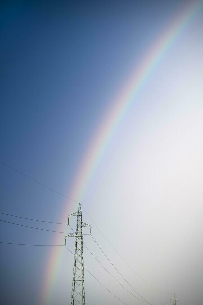 alto tensión y arco iris pilones foto