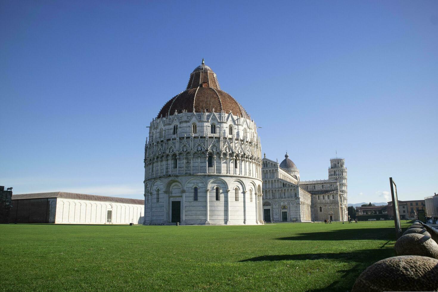 el bautisterio en plaza dei miracoli en Pisa foto