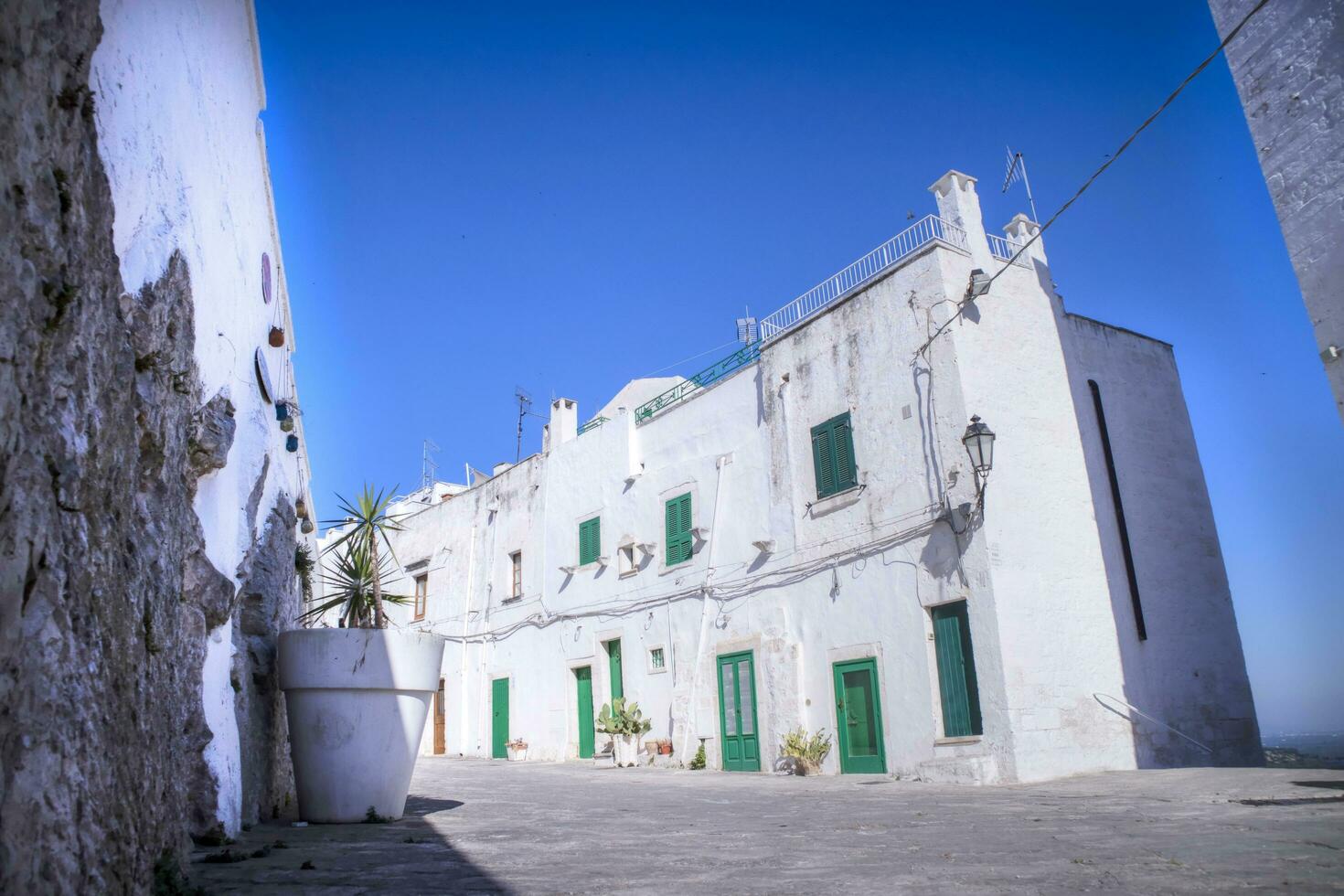 el blanco calles de ostuni en salento puglia foto