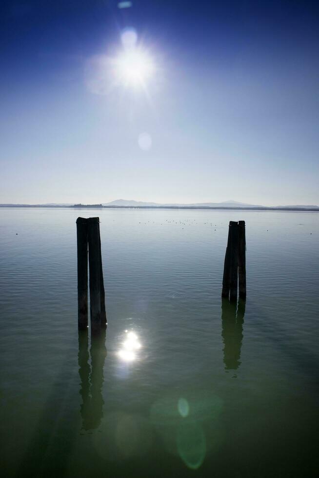 vislumbrar de el pacífico trasimeno lago en umbria Italia foto