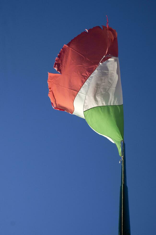 el italiano bandera desgastado por el viento foto