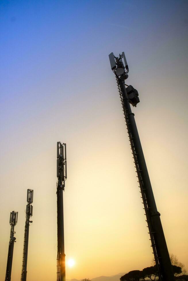 antena para móvil telefonía visto en contra el ligero foto