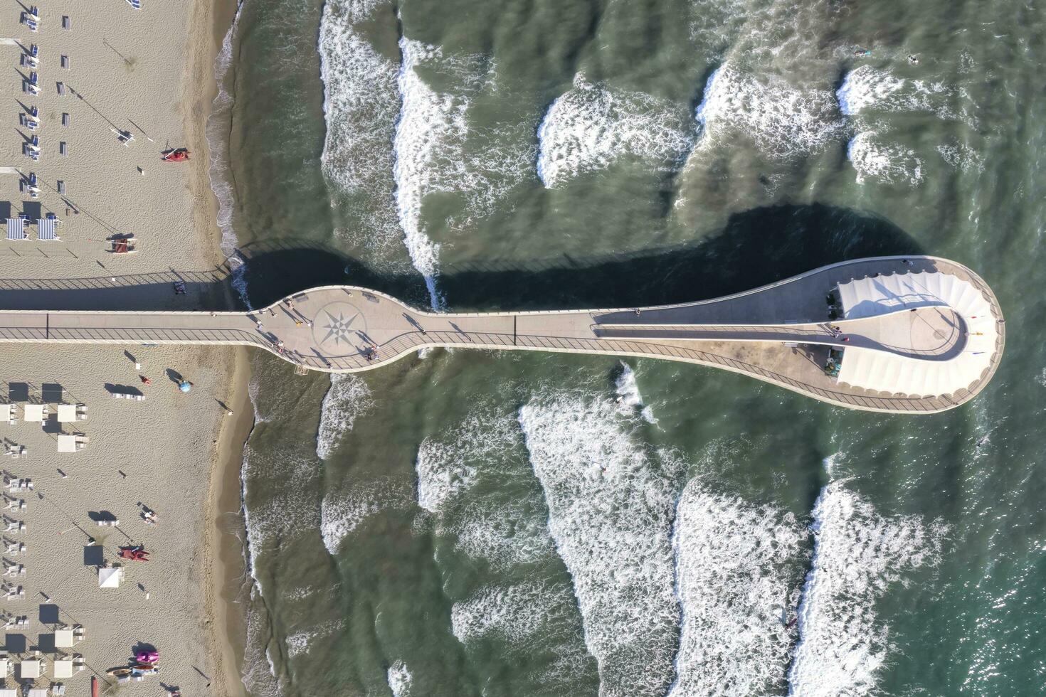 aéreo ver de el embarcadero de piscina di camaiore Italia foto