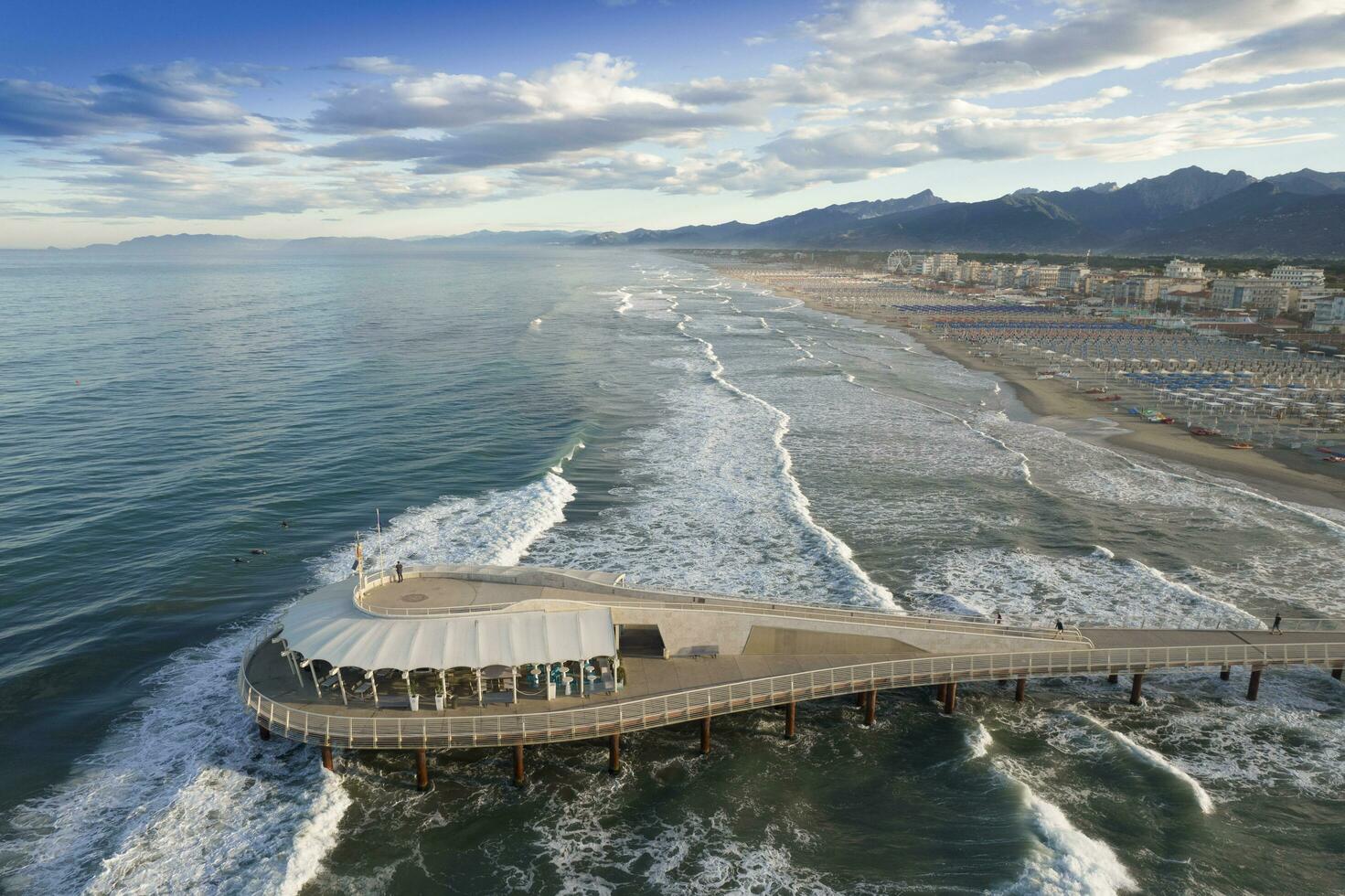 aéreo ver a amanecer de el muelle de piscina di camaiore Italia foto