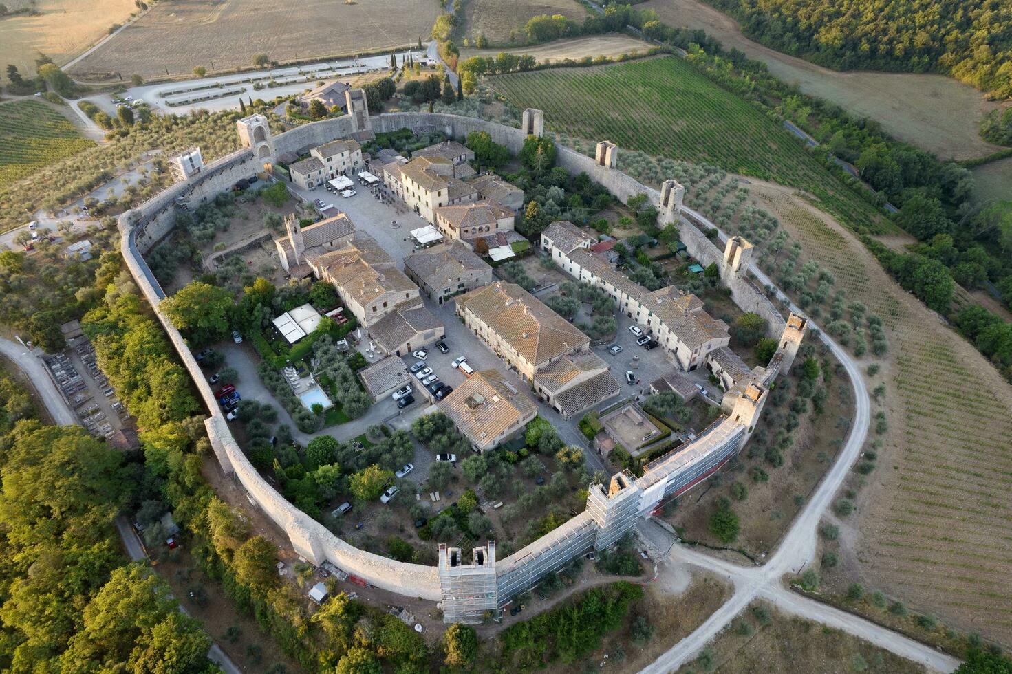 aéreo ver de el antiguo pueblo de monteriggioni toscana Italia foto