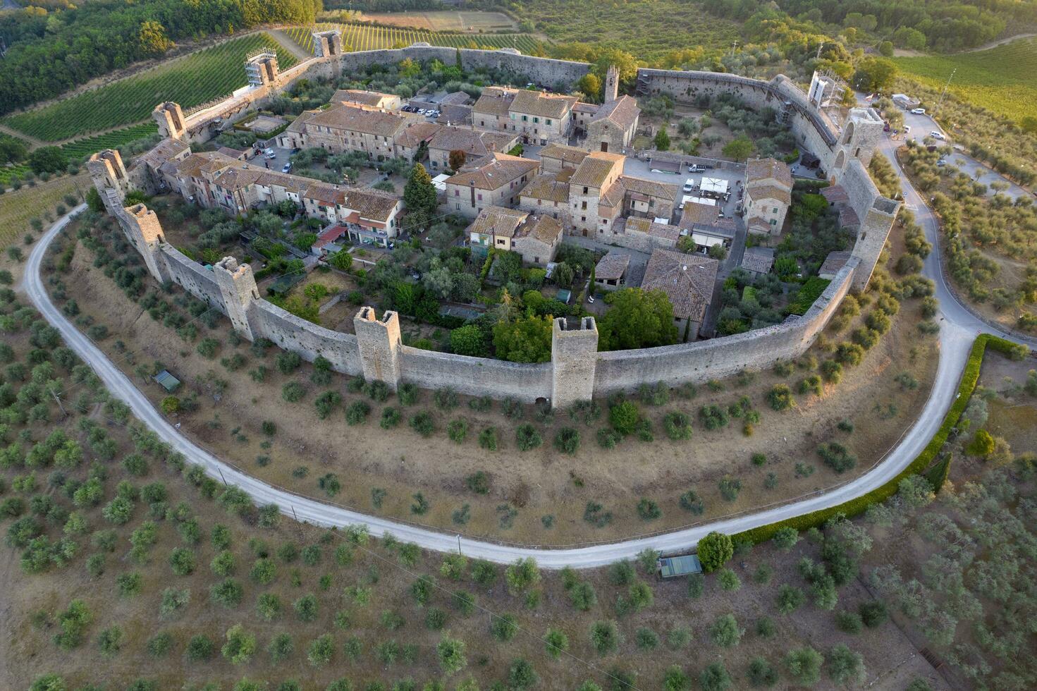 aéreo ver de el antiguo pueblo de monteriggioni toscana Italia foto