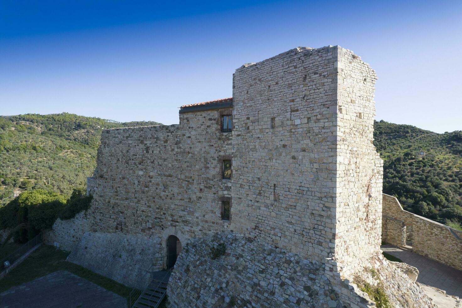 el pequeño fortaleza de suvereto toscana Italia foto